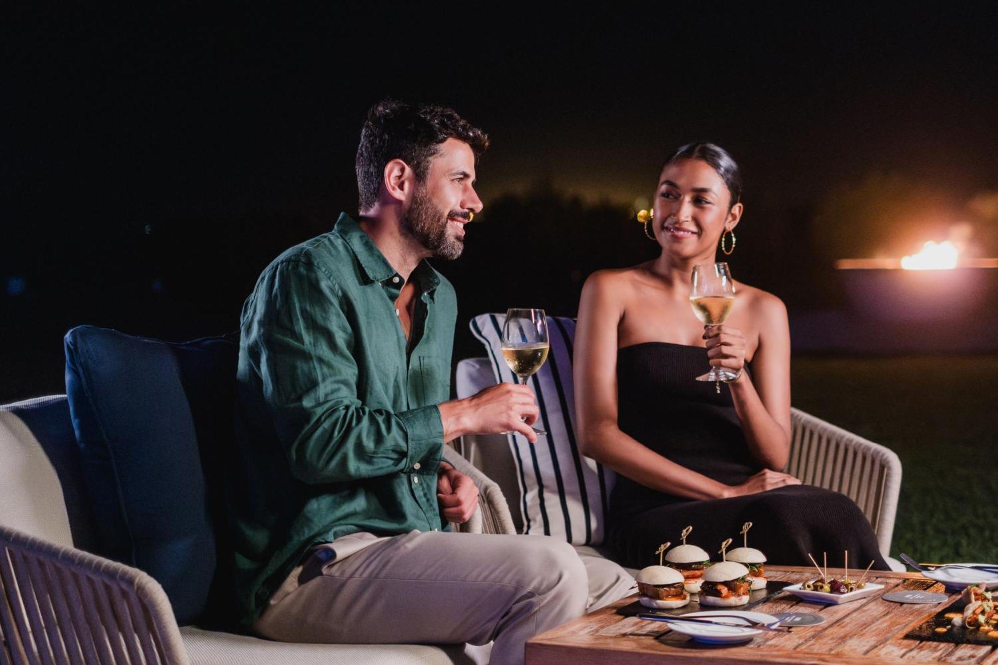 فندق باركاس، أحد منتجعات لاكشري كولكشن، باركاس باراكاس المظهر الخارجي الصورة A couple dining at the resort