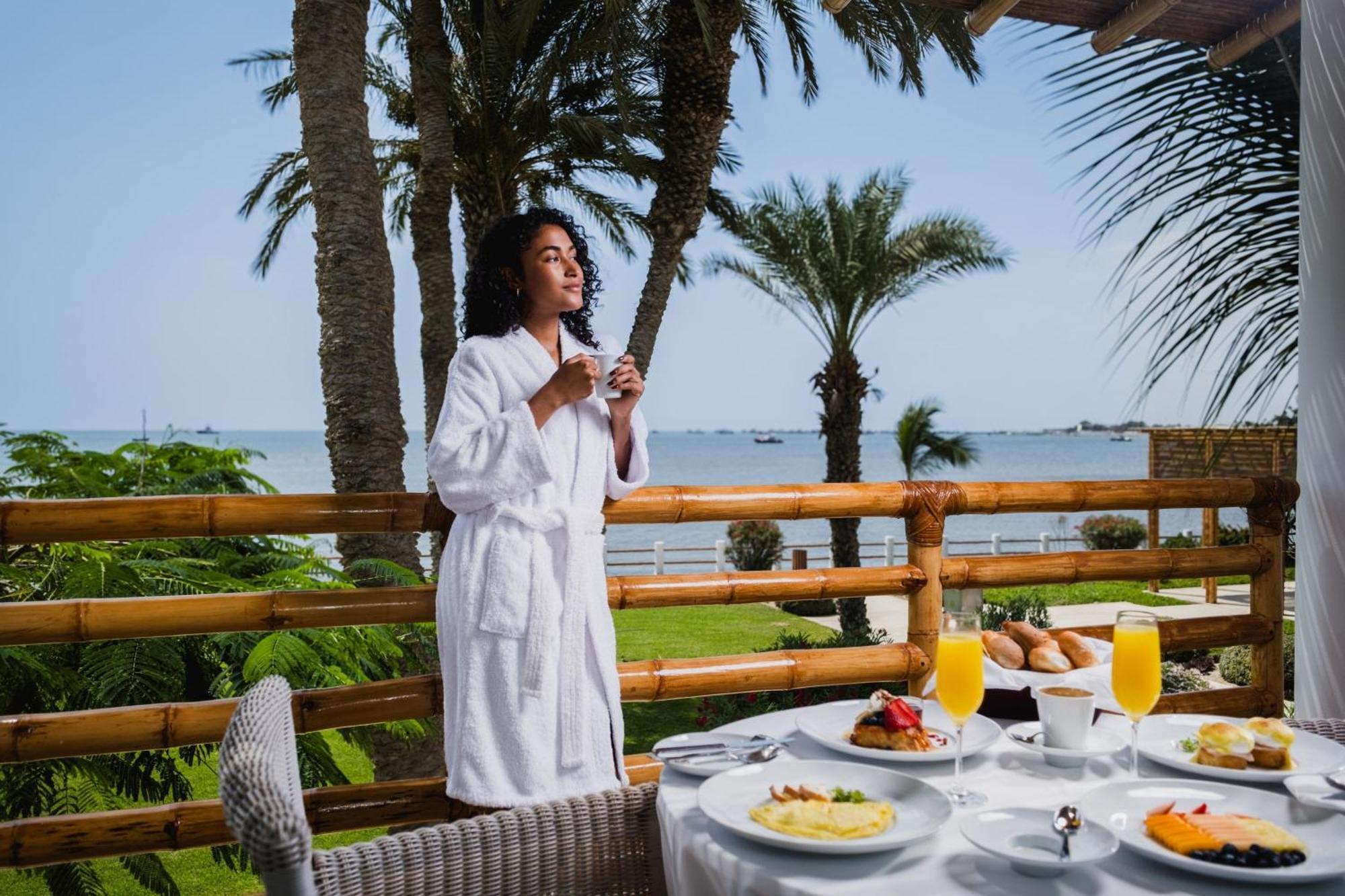 فندق باركاس، أحد منتجعات لاكشري كولكشن، باركاس باراكاس المظهر الخارجي الصورة A woman wearing a bathrobe