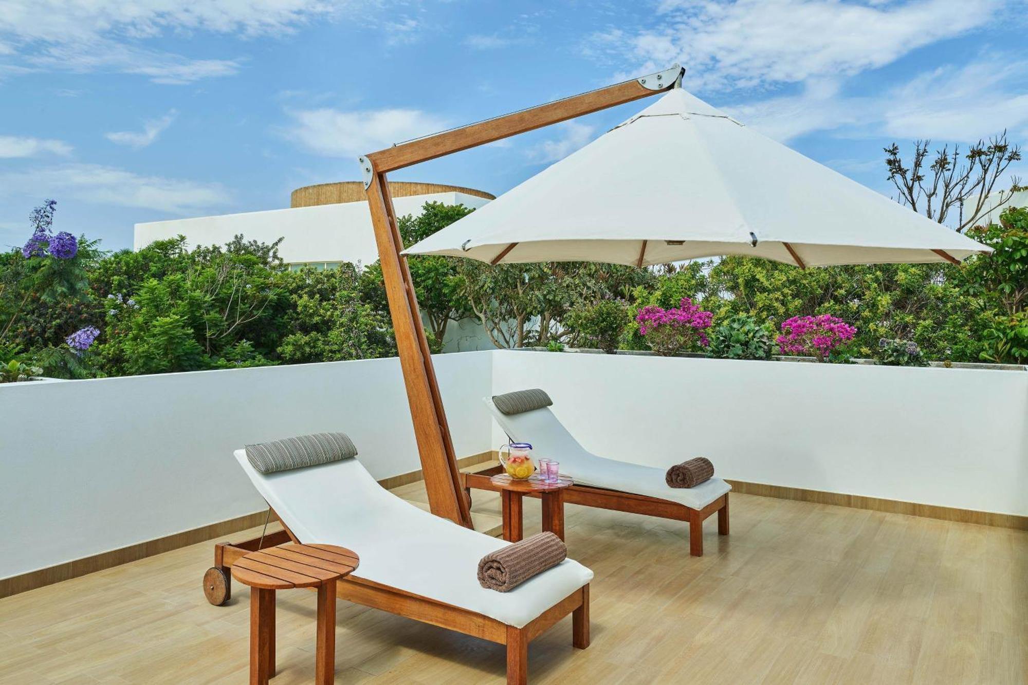 فندق باركاس، أحد منتجعات لاكشري كولكشن، باركاس باراكاس المظهر الخارجي الصورة A cantilever umbrella
